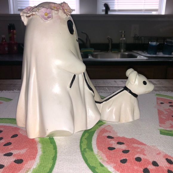 Viral ghost flower crown walking ghost dog - Picture 6 of 8